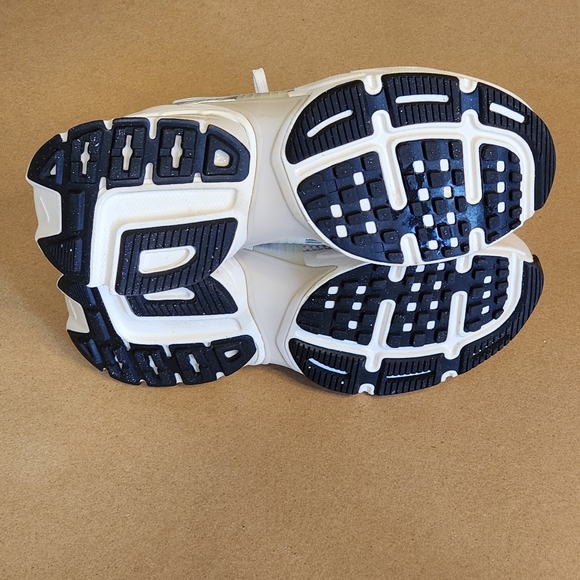 Women's Nike V2K RUNNING tan and Purple Sneakers Sz 9.5 - Picture 7 of 7